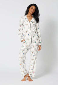 A Lady Wearing Nordstrom Shoppers Long Sleeve Classic Stretch Jersey Pj Set