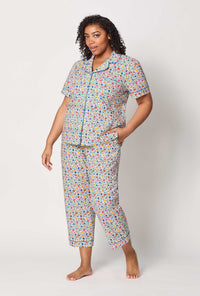 A lady wearing plus size Multi-Color and  Pink Short Sleeve Classic Woven Cotton Poplin Cropped Pj Set front view